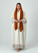 عباية ملوّنة | أبيض مُصمَّم