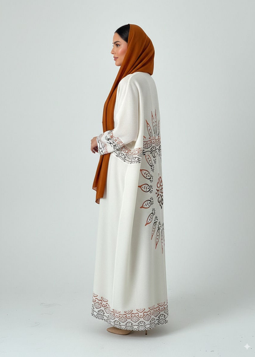 عباية ملوّنة | أبيض مُصمَّم