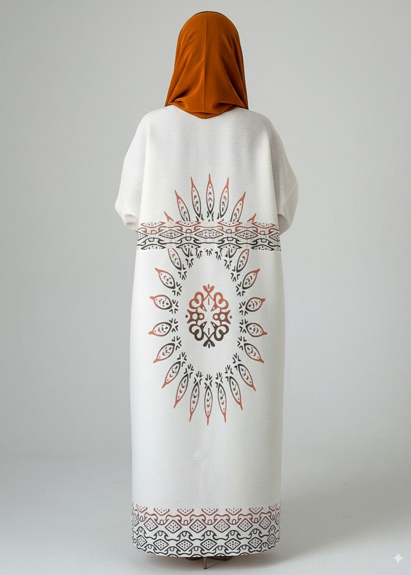 عباية ملوّنة | أبيض مُصمَّم