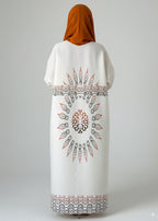 عباية ملوّنة | أبيض مُصمَّم